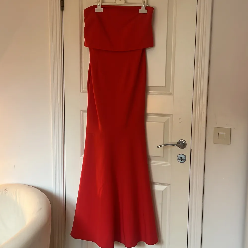 Min superfina klarröda balklänning jag hade förra året på min studentbal. Mermaidklänning, storlek 34/xs, jag har sytt upp den lite och sitter perfekt för mig som är 158cm lång. Från True Violet och köpt på Zalando, originalpris 1590kr. Klänningar.