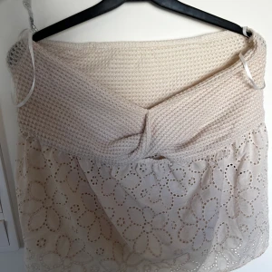 Korssnurrad topp  - Hej! Jag säljer min topp då den inte kommer till användning 🎀 den är jättefin men passar tyvärr inte min kupa.