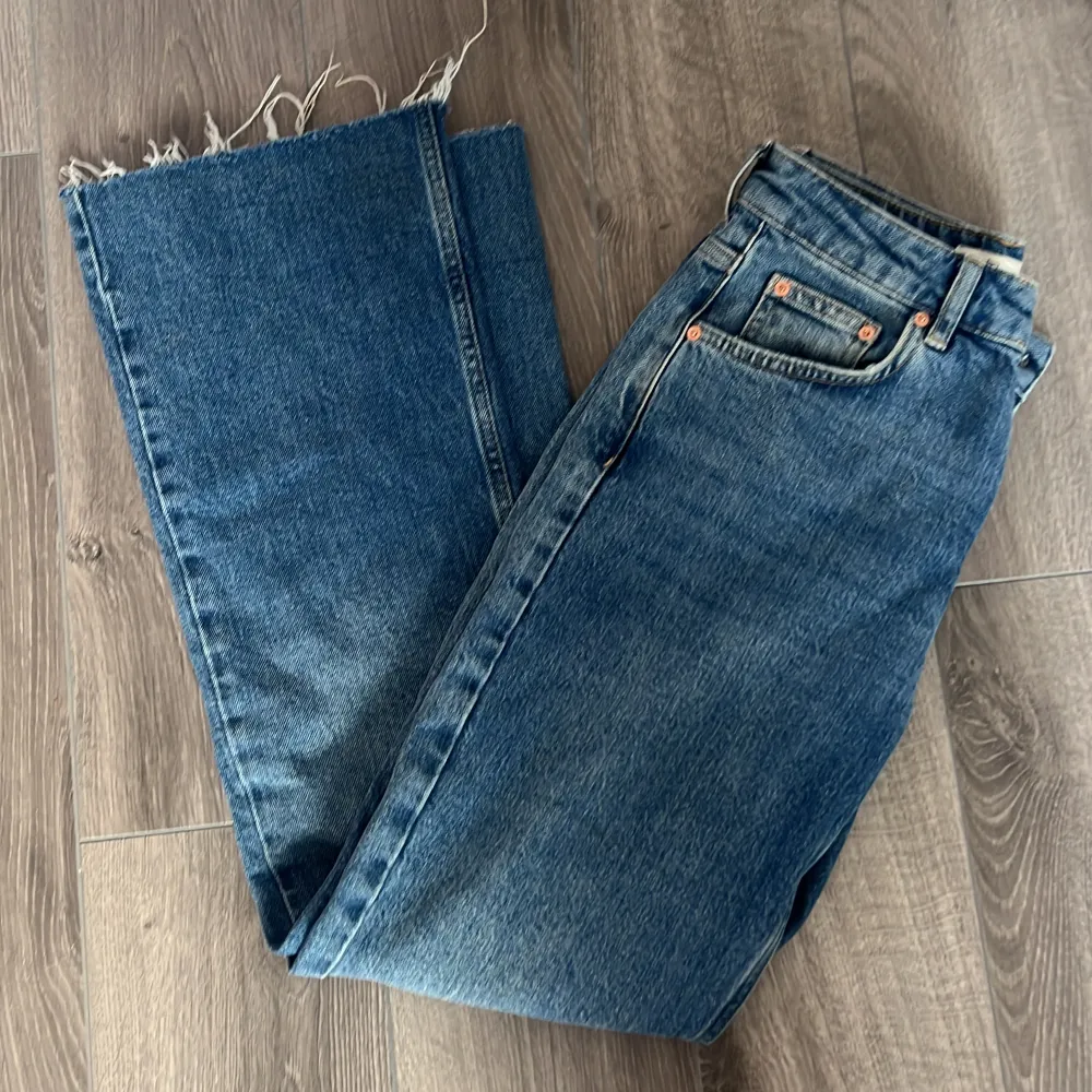 Säljer dessa bootcut/straight jeans från Gina! Säljer dom då de är för korta för mig som är 175cm, om du är runt eller under 170cm så tror jag att dom passar dig bra i längden!💗. Jeans & Byxor.
