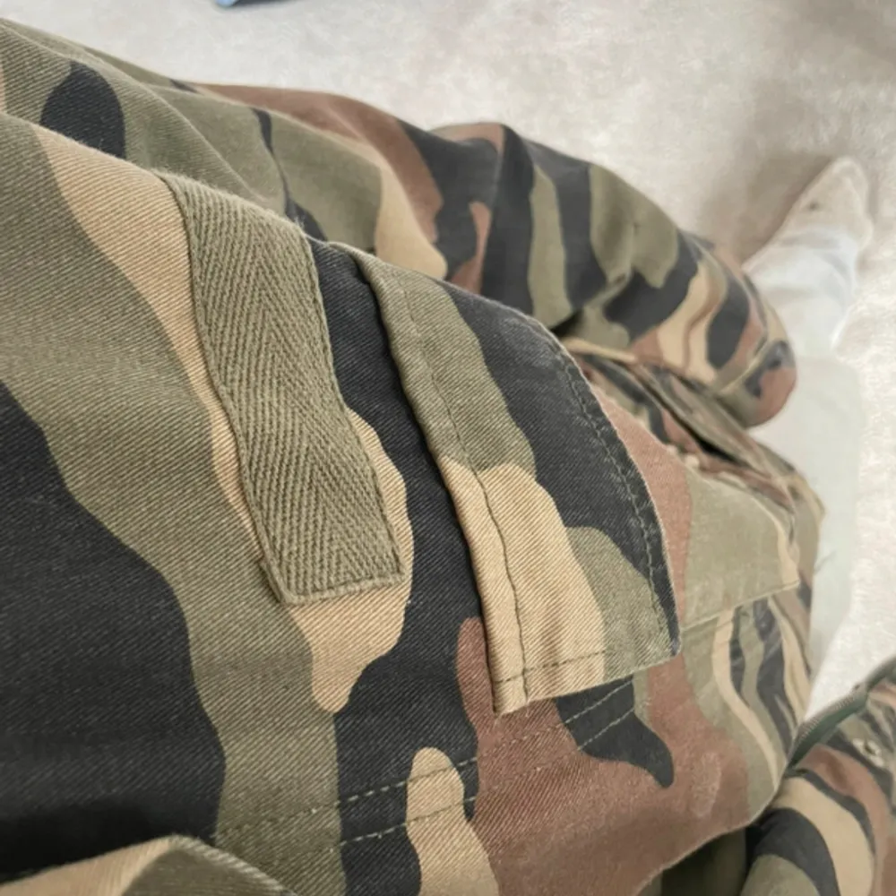 Kamouflage jeansjacka med resor i midjan som går att justera🙌💞. Jackor.