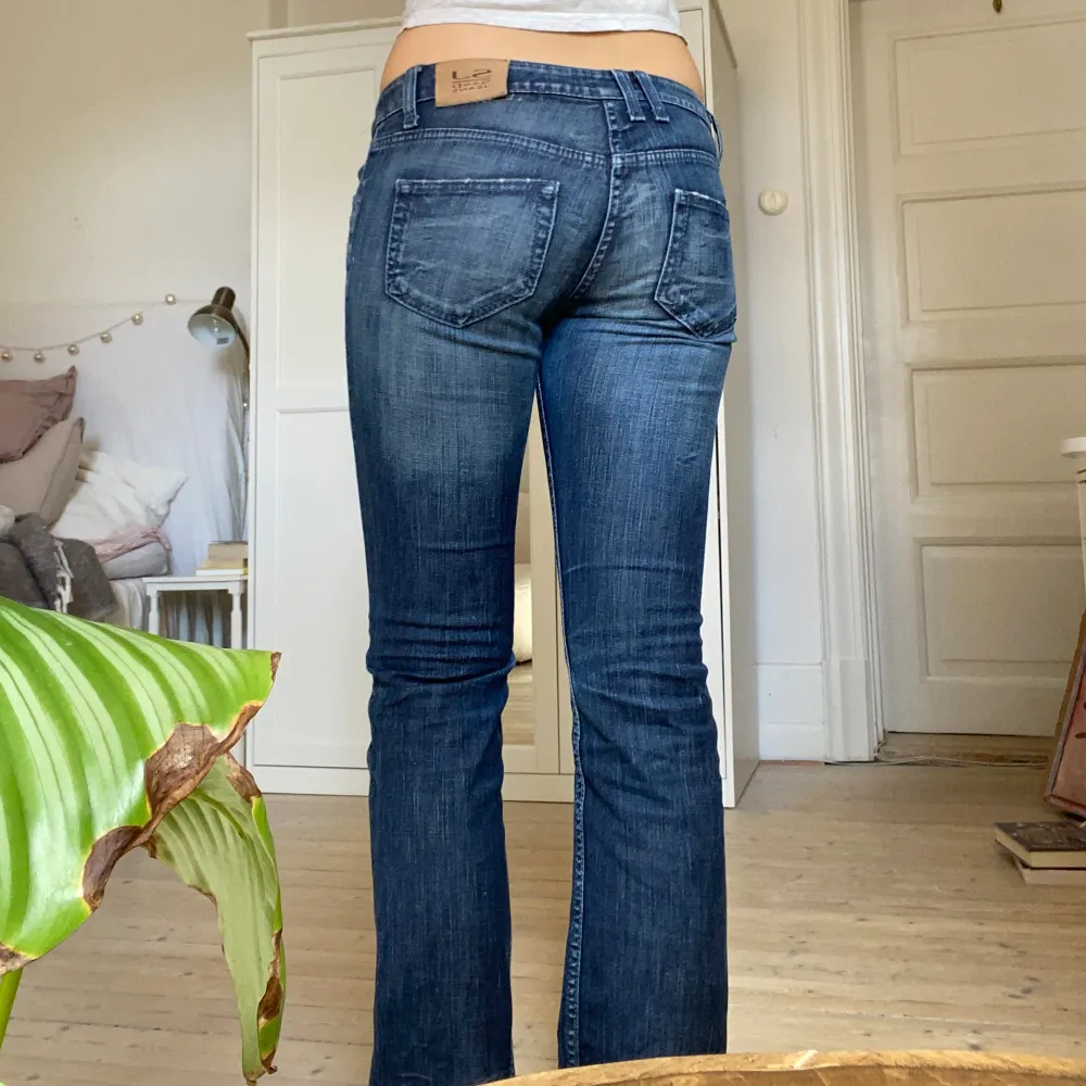 Säljer dessa jättesnygga blåa vintage low waist jeans!💫Midjemått rakt över = 41 cm   Innerbenslängd = 78 cm. Jeans & Byxor.