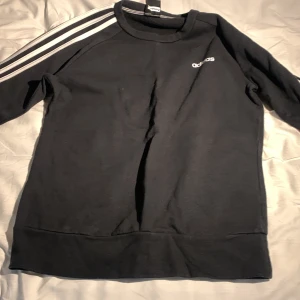 Adidas Sweatshirt  - Säljer denna feta adidas sweatshirten. Skick 8/10