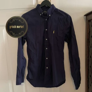 Ralph Lauren skjorta - En riktigt najs raffe skjorta som kommer sitta fint i sommar | mycket bra skick inga tecken på användning, skick  9,5/10 | storleken på taggen är M | modellen är 180cm och skjortan sitter grymt | nypris runt 1400, priset går att diskutera |