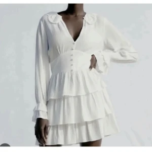 Vit zara klänning - Vit långärmad klänning från zara. Köpt på plick. Lånade bilder. Superfint skick.