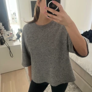 & other stories  - Stickad tshirt i ull, köpt för 700kr för ca 2 månader sen och knappt använd. I superfint skick❤️