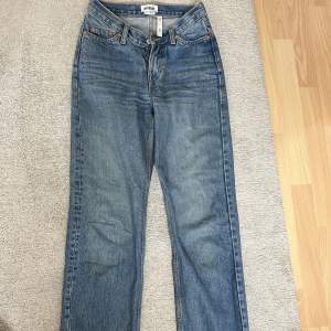 Superfina weekday jeans i modellen twin. Säljer dom då de är för små.