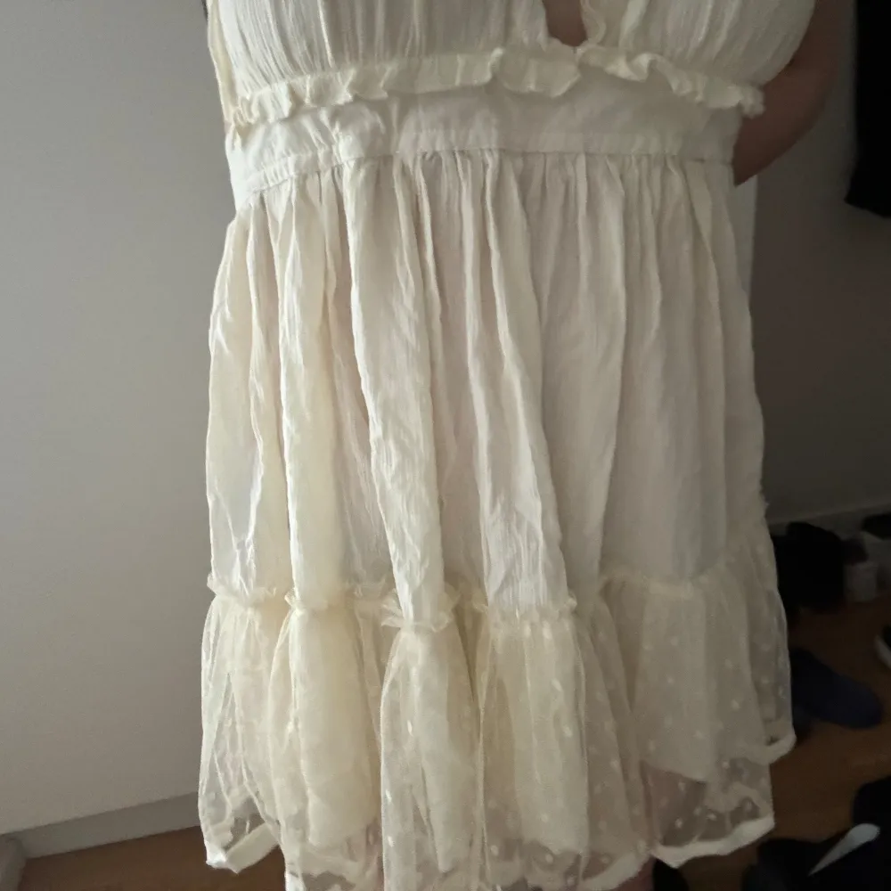 Superfin krämfärgad klänning i storlek s Fint skick 250 kr. Klänningar.