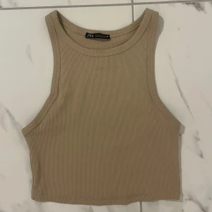 Zara topp - Super söt beige topp från zara. Den är endast testad och i storlek L men passar S och M då den är mindre i storleken! Kontakta vid fler frågor! 💕💕