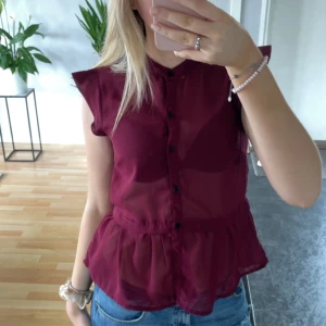 Röd genomskinlig blus - Blus med volanger nertill 💕