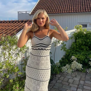 Zara klänning - Virkad klänning från zara! Köpt förra sommaren och använd en gång 🌸(lånade bilder) Banden är något uppsydda (se sista bilden)