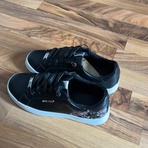 Svarta Anna field skor - Dessa är oanvända, endast testade. Dom var för små för mig så därför säljer jag dom vidare😋