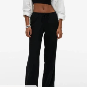 Svarta linnebyxor👼🏼 - Bra skick, lite korta på mig som är ungefär 167 🫶🏻🫶🏻 inga defekter. Nypris på hemsidan är 300kr. Insydda till strl XS💘 pris går att diskuteras !!