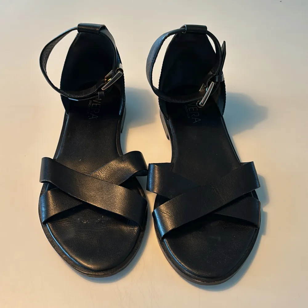 Fina sandaler från Wera. Inte använda så mycket men ser slitna ut under. Lite slitet på ovansidan, syns inte när man har på sig dem. . Skor.