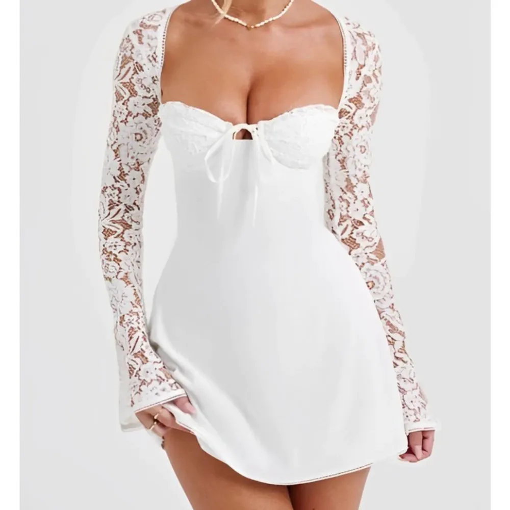 Säljer min fina vita klänning. Pris på hemsida 500kr men säljer min för 250kr. Helt oanvänd bara provad. Väljer att sälja denna fina klänning pga att min dröm studentklänning hann komma och köpte två av den så har inte plats för en till under dagen😬. Klänningar.