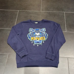 Kenzo tröja - Marinblå Kenzo tröja i nyskick. Köpt på NK Stockholm. Bara använd två gånger. Storlek 152 (12Y). 