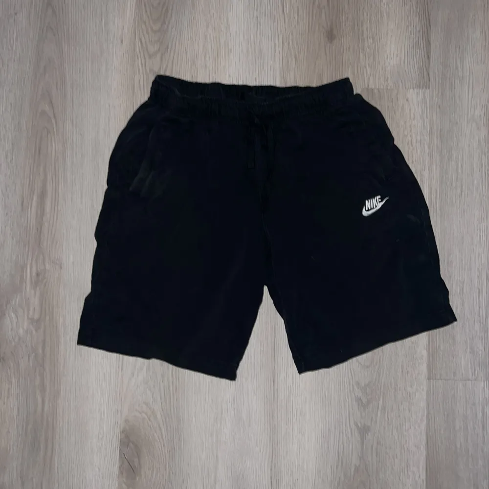 Nike shorts till salu! Lite blek efter all tvätt men syns knappast och är överlag i ett bra skick! Hör gärna av er om frågor!. Shorts.