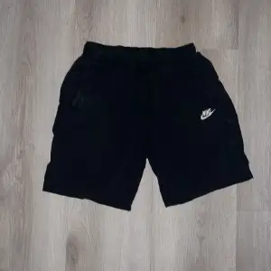 Nike shorts till salu! Lite blek efter all tvätt men syns knappast och är överlag i ett bra skick! Hör gärna av er om frågor!