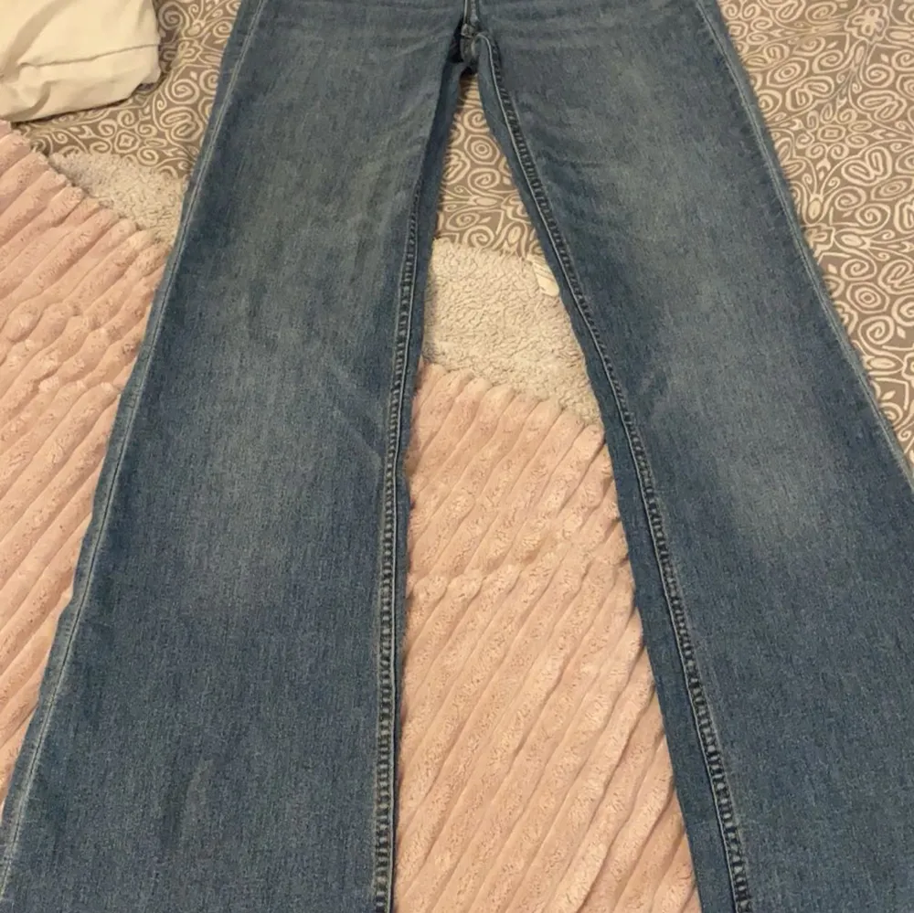 Low waist jeans storlek 32 använda kanske 2ggr är för små, väldigt stretchiga jeans och i jätte bra skick (H&M) 💗. Jeans & Byxor.
