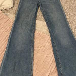 Low waist jeans storlek 32 använda kanske 2ggr är för små, väldigt stretchiga jeans och i jätte bra skick (H&M) 💗