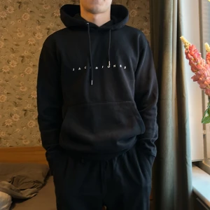 Hoodie - Svart Hoodie i strl M från Jack & Jones