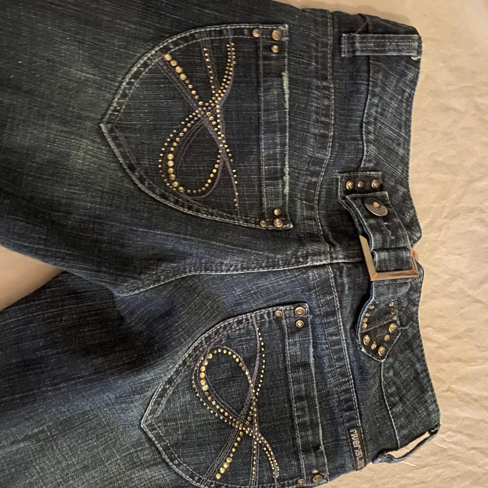 Lågmidjade vintage jeans med as snygga detaljer bak! Tyvärr för korta på mig som är 170cm! En färgdefekt på ena benet men inget man tänker på🩷🩷. Jeans & Byxor.