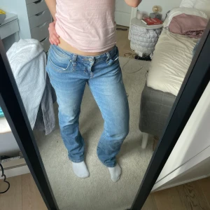 Ltb Valerie Jeans - Supersnygga ltb valerie jeans! Lite slitna längst ner i benen vilket knappt syns och har även en liten fläck på benet som jag förmodar går bort i tvätten! skriv för fler bilder eller frågor🩷
