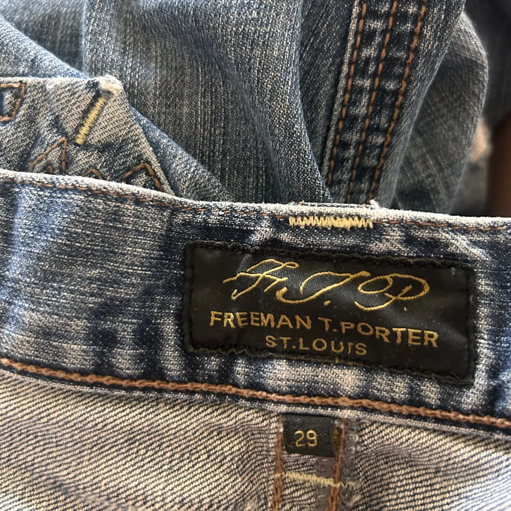 Skitsnygga Freeman Porter Jeans! säljer pga att de inte kommer till användning. Innerbenslängd: 87 cm Midjemått: 42 cm rakt över. Lite slitna längst ner i benen men det är inget man tänker på. Skriv om ni har frågor🥰. Jeans & Byxor.