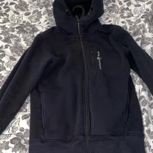 Sail racing zip hoodie  - Hej, säljer min sail racing zip hoodie som jag köpte på Johnells för 1499 för 2 månader sedan. Jag säljer den då den inte passar min stil. Storleken är xs men den passar S också. Pris diskuteras 