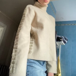 Stickad tröja - Super fin beige stickad tröja med unika detaljer vid sidan av ärmen från märket Principles🌸 Nyttskick (enbart testat) Trutle neck och skönt material 💗 