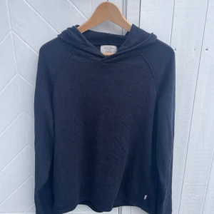 Stickad hoodie - En skön stickad hoodie från Jack & Jones som inte säljs längre. Storlek M men är lite mindre i storleken. Skriv vid funderingar🙌