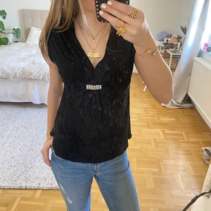 Blus - Snyggaste blusen med jättefin detalj😍den är i ett bra skick! Den är i storlek M men skulle säga att den även passar S.