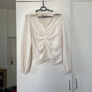 Neo Noir blus - Créme färg V-ringad 