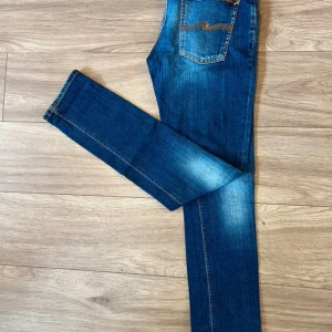 Nudie jeans W31L34 - Otroligt snygga nudie ! Modell; tight long john Tvätt: organic clean neps Storlek:W31L34 Organic cotton98% elestan2% Nypris 1700kr Skickar samma dag köp görs