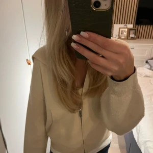 Stickad hoodie - Säljer min stickade zip hoodie pga kommer inte till användning. Jätte fint skick och knappt använd💗 