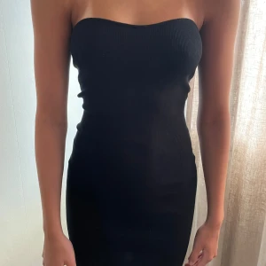 Svart tubkläning - Svart kort tubklöning, formar sig efter kroppen, stretchigt material så passar allt från xs-m 