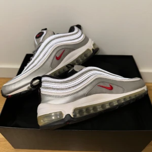 Nike Airmax 97 Silver/Röd  - Näst intill nya Nike Airmax 97 snygga silvriga skor. Storlek 42,5