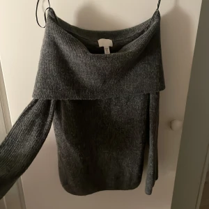 Stickad offshoulder tröja - Stickad offshoulder tröja, storlek XS, mycket bra skick och knappt använd. Säljer för att den ej kommer till användning. Nypris 400kr