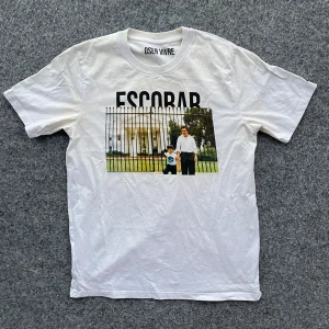 Pablo Escobar T-shirt  - Riktig fet Pablo Escobar T-shirt. Finns lätt missfärgning. Bra skick. Storlek: M. Hör av er vid eventuella frågor!!