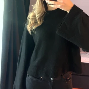 Stickad tröja - Svart stickad tröja, använd men fint skick, storlek S💕