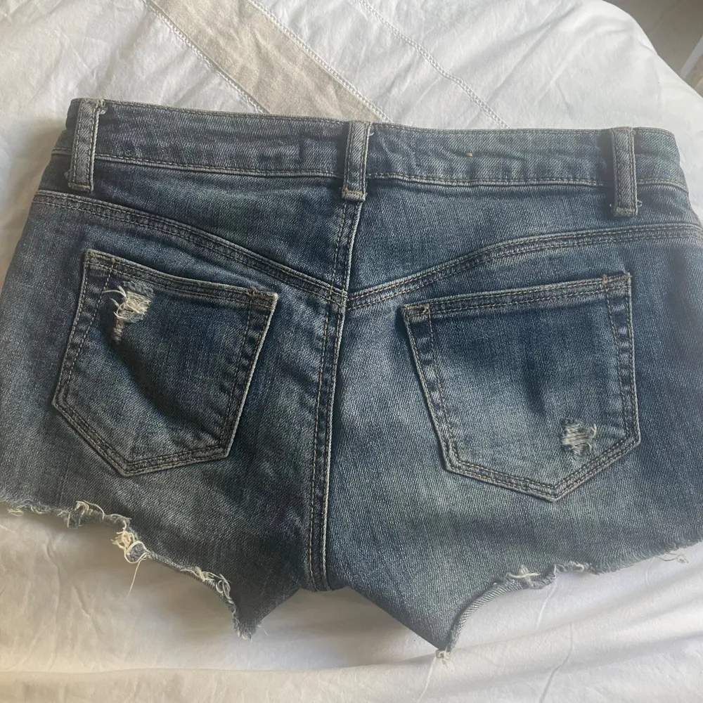 Säljer dessa skitsnygga lågmidjade shorts då som tyvärr är lite för små. Står strl 32 i byxorna och midjemåttet är 36 cm💞. Shorts.