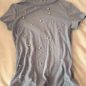 Topp med pärlor  - Söt topp med pärlor på💛💛