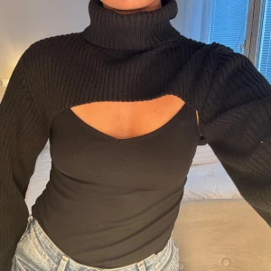 Stickad tröja - Kroppad stickad tröja i storlek L, men väldigt liten i storleken, sitter som S-M