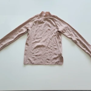 Beige långärmad tröja från BikBok - En beige långärmad, ribbad tröja från BikBok i storlek S. Tröjan har en hög krage och har en slits på ena sidan. Säljer då jag inte använder den längre. Mycket bra skick! (Pris kan diskuteras)