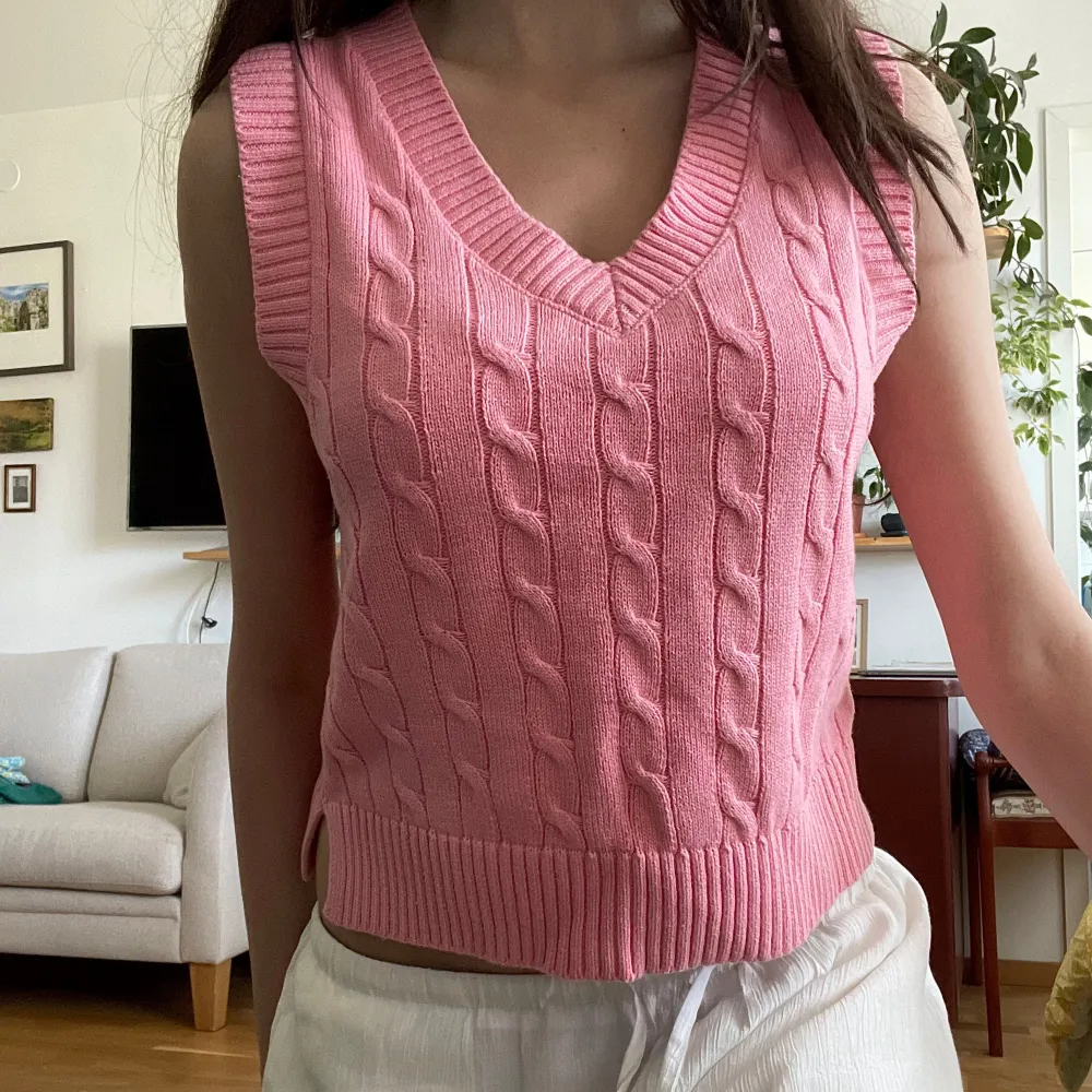 Väst knitwear rosa från MONKI, använd 2ggr. Storlek S men kan även passa M för en slim fit eller XS för en oversize fit.. Stickat.