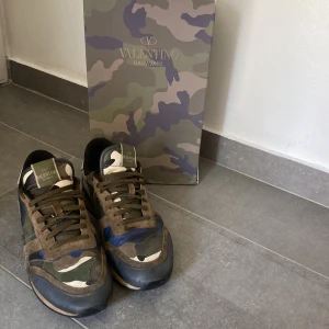 valentino skor - säljer nu mina valentino rockrunners eftersom de inte passar längre || skick 8/10 de är använda fåtal gånger || nypris: 6000. mitt pris: 1999