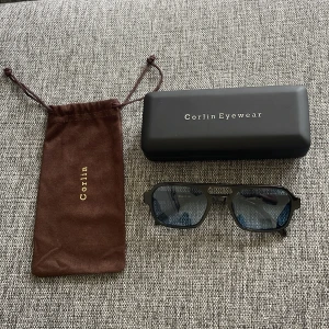Corlin Eyewear Sam Black Blue - Säljer dessa fina glasögon ifrån Corlin Eyewear. De är näst intill oanvända och i väldigt bra skick. Allt som är med i bilden får du med när du köper glasögonen.