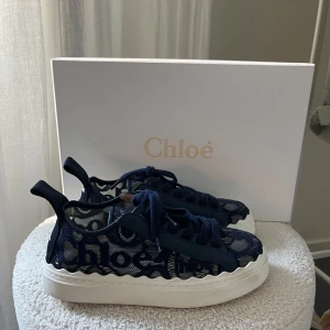 Chloé Sneakers - Chloé sneakers i nyskick! Använd 1-2 gånger! Köpta i Danmark och har tyvärr inte orginal-kvittot kvar men original kartong och skopåsar följer med! 