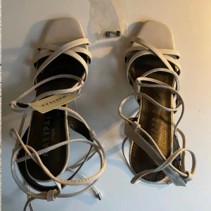 Vita klackskor med Knytband - Helt nya oanvända skor värda 799kr 