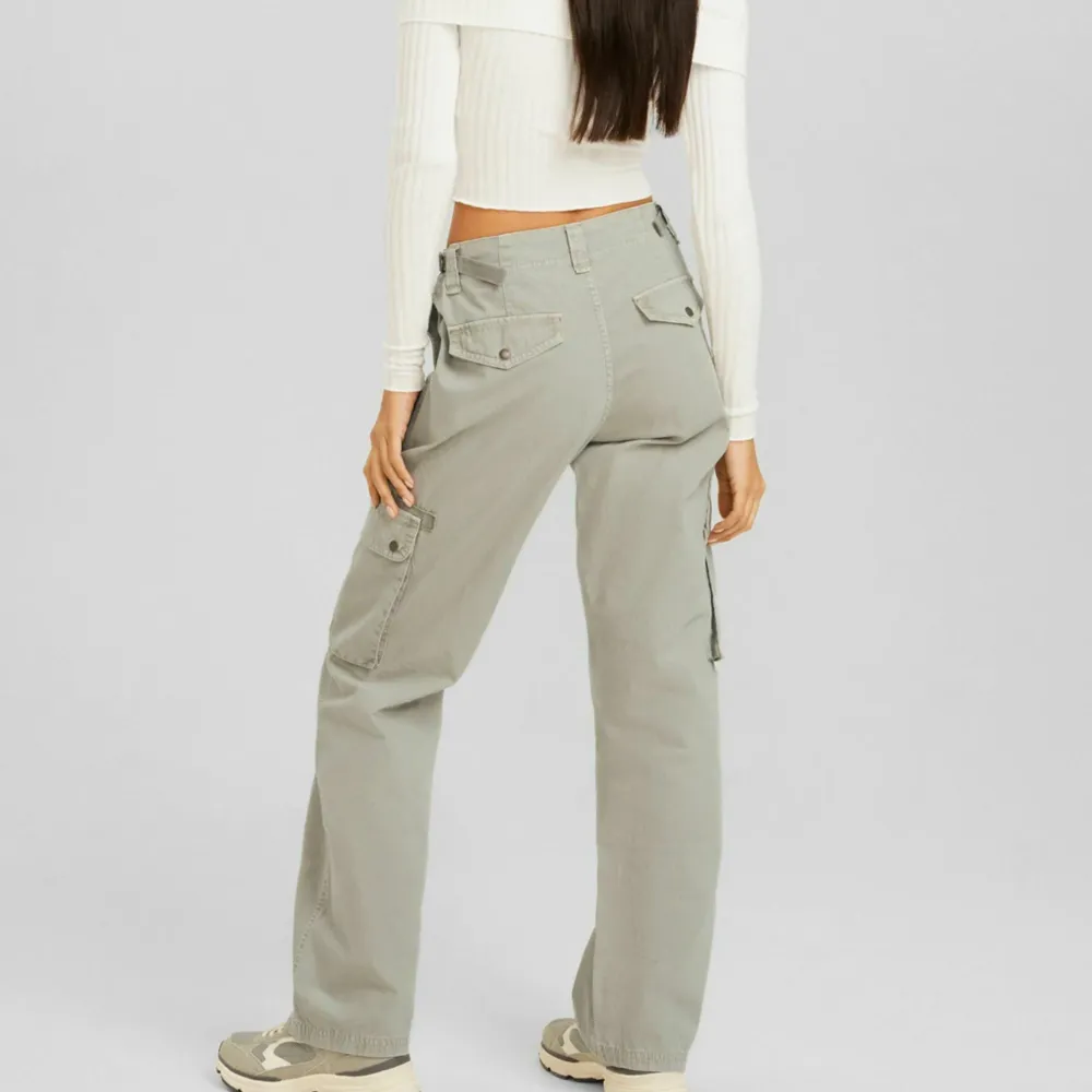 Ljus grå cargo pants från Bershka ord pris 379kr bra skick! Säljer även likadana grå . Jeans & Byxor.