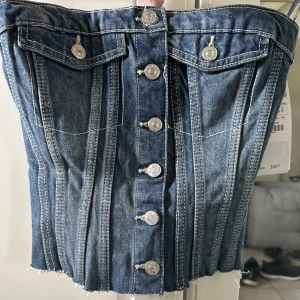 Jeans tubtopp - Säljer min superfina tubtopp från Zara då jag inte fick på mig den pga att den va för liten, strl XS. Den är helt slutsåld och nypris är 329 kr, säljer den för 250 kr💕 aldrig använt, bara testad, lapparna sitter kvar💕💕 perfekta jeansfärgen💕